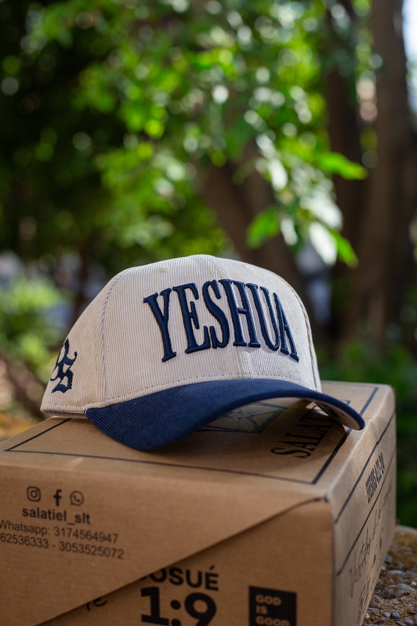 GORRA YESHUA BEIGE AZUL