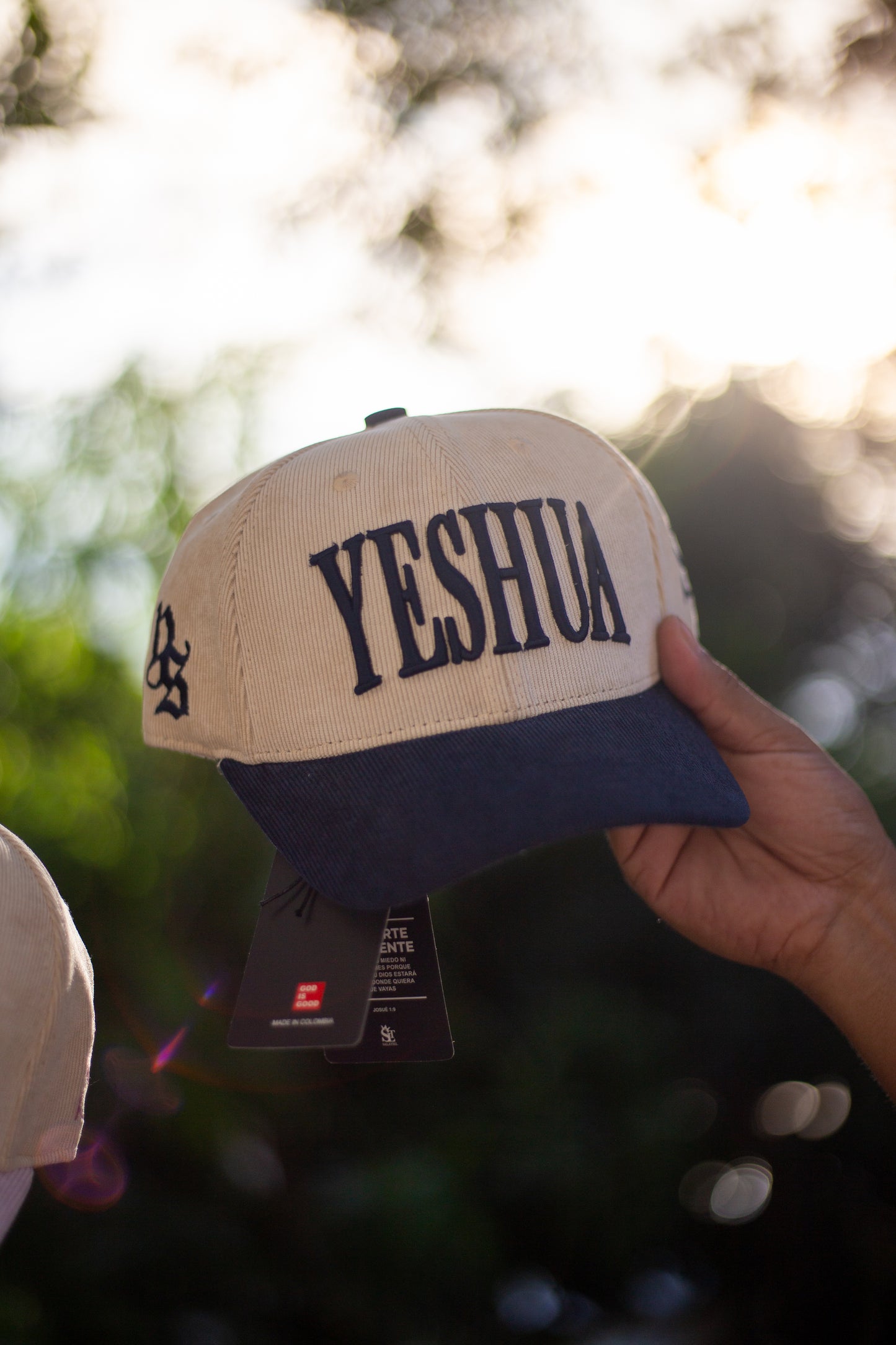 GORRA YESHUA BEIGE AZUL