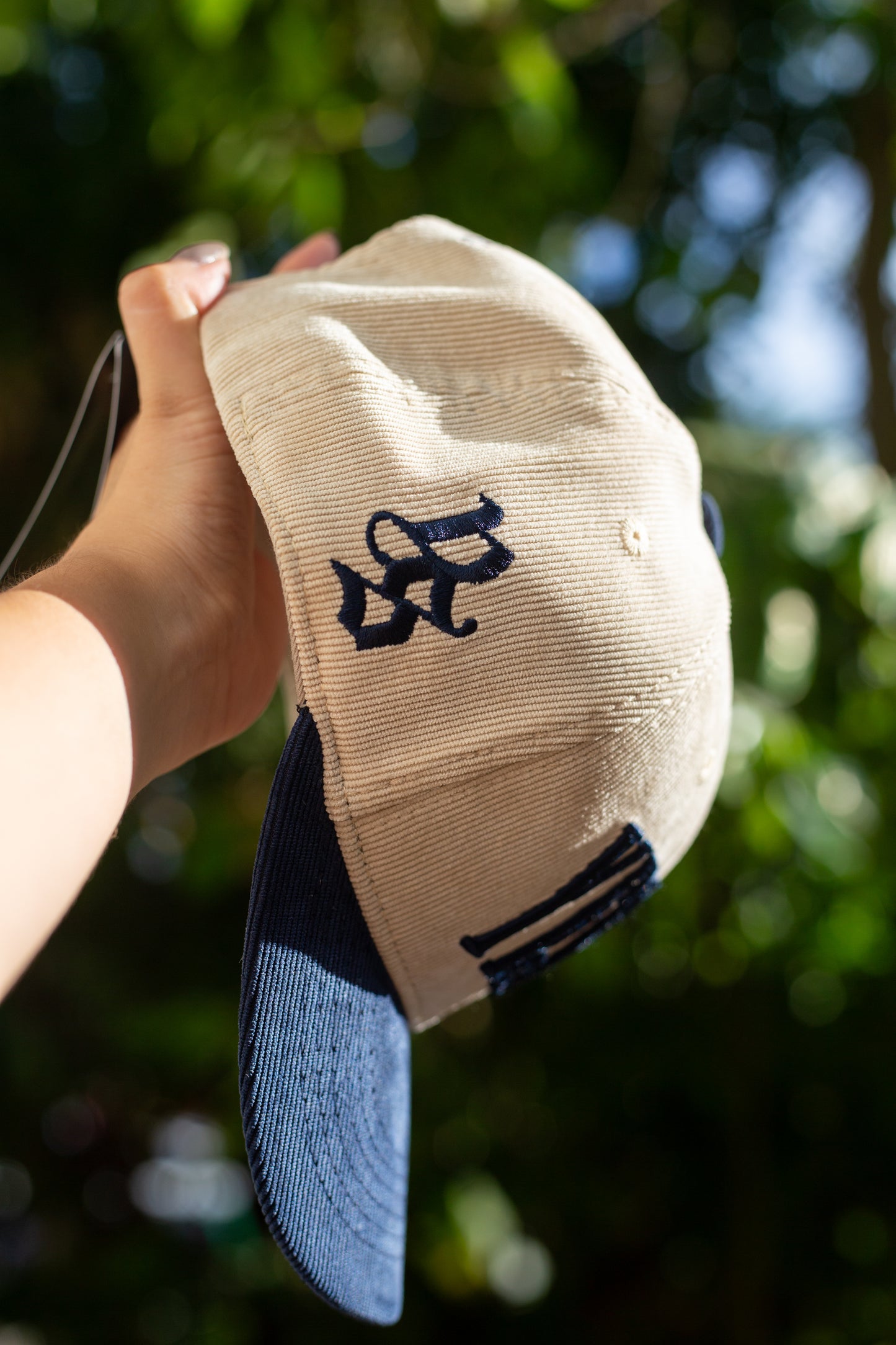 GORRA YESHUA BEIGE AZUL